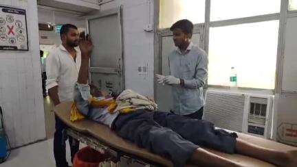 महोबा: महोबा के श्रीनगर कस्बे के पास अन्ना पशु से टकराकर बाइक दुर्घटनाग्रस्त, बाइक सवार 2 लोग हुए घायल