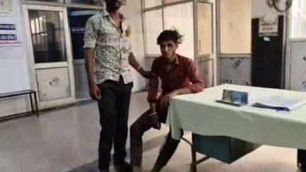 झालरापाटन: पिपलिया चौराहा पर विद्युत लाइन की चपेट में आने से युवक की हालत बिगड़ी, अस्पताल में भर्ती