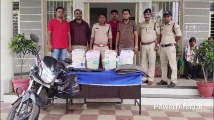 सिवनी: खैरी टेक गाँव के पास पुलिस ने कच्ची शराब के साथ दो आरोपियों को किया गिरफ्तार, 60 लीटर शराब बरामद
