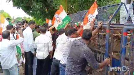 ആലുവ: നെടുമ്പാശേരിയിൽ CISF ഓഫീസിലേക്ക് യൂത്ത് കോൺഗ്രസ് നടത്തിയ പ്രതിഷേധ പ്രകടനത്തിൽ സംഘർഷം