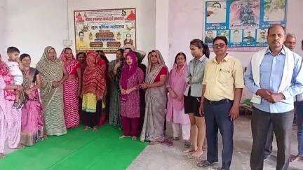 शिकोहाबाद: मोहल्ला खेड़ा में कन्ही की बगीची के पास विधुती करण न होने विजली विभाग द्वारा पैसा मांगने पर प्रदर्शन