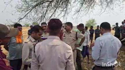 छोटे पथरी गांव में पति ने पत्नी की गला घोटकर हत्या की, फिर पेड़ पर फांसी लगाकर आत्महत्या की, पुलिस जांच में जुटी