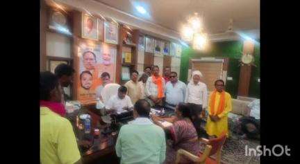 बेमेतरा: बेमेतरा नगर पालिका में अध्यक्ष विजय सिन्हा ने आम जनों से भेंट कर उनकी समस्याओं को सुना