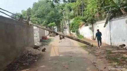 देवघर: कल्याणपुर में सत्संग आश्रम के पीछे तेज हवाओं से बिजली का पोल गिरा, लोग बाल-बाल बचे