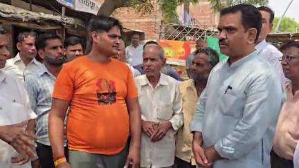 कन्नौज: फगुआ चौराहा पर कई दुकानों में आग लगने से जुड़ा मामला, विधायक असीम अरुण ने घटना स्थल पर पीड़ितों से की मुलाकात