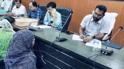 गोपालगंज: डीएम ने समाहरणालय में जनता दरबार लगाया, लोगों की समस्याएं सुनीं