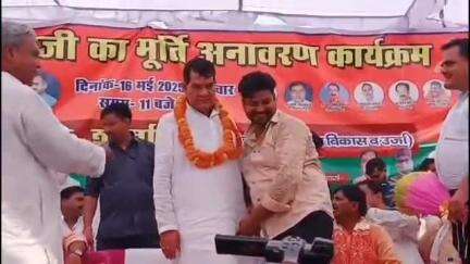 कसिया: बरवा राजापाकड़ में ऊर्जा मंत्री ने स्वतंत्रता संग्राम सेनानी बाबू गेंदा सिंह की मूर्ति का अनावरण किया