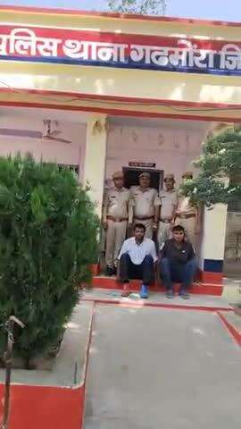 करौली: गढमोरा पुलिस ने उकारी घाटी से सेल्समैन पर फायरिंग करने वाले 2 जनों को किया गिरफ्तार, 1 देशी कट्टा व खाली कारतूस ज़ब्त