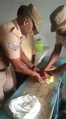 சேலம்: சேலம் மத்திய சிறையில் பிஸ்கட் பாக்கெட்டில் கஞ்சாவை வைத்து கைதிக்கு கொடுக்க முயன்ற வாலிபர் கைது