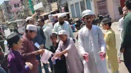 तपती गर्मी में बहादुरगंज के लोगों ने पेश की इंसानियत की मिसाल, नमाजियों और राहगीरों को पिलाया गया शर्बत
