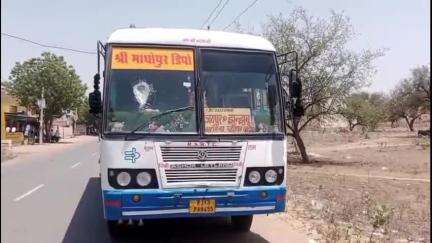 झुंझुनू: नरसिंहपुरा के नजदीक रोडवेज बस पर बदमाशों ने किया हमला, कंडक्टर-ड्राइवर से मारपीट, कैश छीना और बस का शीशा तोड़ा