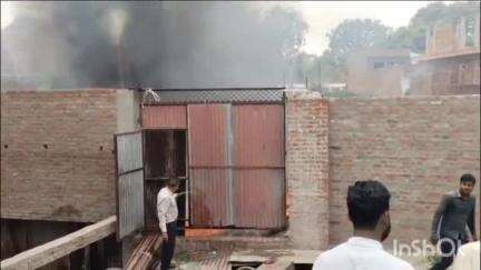 हरदोई: कन्हईपुरवा के पास अज्ञात कारणों से कबाड़ के गोदाम में लगी भीषण आग, मची अफरा-तफरी