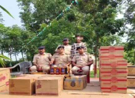 ठाकुरगंज: ठाकुरगंज प्रखंड के सुखानी थाना ने 841.65 लीटर विदेशी शराब बरामद की, एक पिकअप वाहन ज़ब्त किया और एक तस्कर गिरफ्तार
