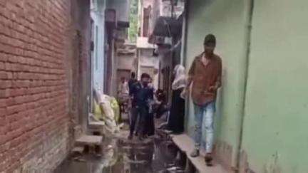 बरेली: वार्ड नं-71 चक महमूद के क्षेत्रवासी टूटी सड़क और गंदगी जल भराव से परेशान, महापौर को दिया ज्ञापन #Jansamasya