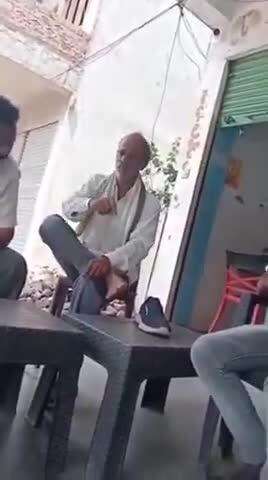 మణుగూరు: ఒక టీ స్టాల్ లో అన్నారం గ్రామానికి చెందిన కాంగ్రెస్ కార్యకర్తలు ఇందిరమ్మ ఇళ్లపై ఇరువురు వాదన