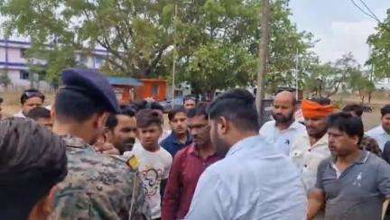 शहपुरा: युवक की पिटाई मामले में कार्रवाई की मांग को लेकर भारतीय किसान संघ शहपुरा और ग्रामीणों ने एसडीएम को ज्ञापन सौंपा