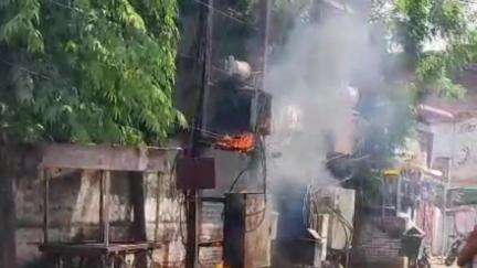 छतरपुर नगर: छतरपुर नगर के महल रोड पर पीडब्ल्यूडी विभाग के बाहर ट्रांसफार्मर में लगी आग, वीडियो सामने आया, कोई हताहत नहीं