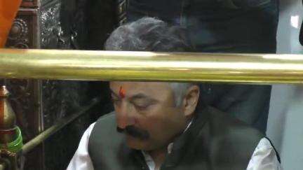 धर्मशाला: शिक्षा मंत्री रोहित ठाकुर ने कांगड़ा के दौरे के दौरान कांगड़ा एयरपोर्ट पर पहुंचकर ब्रजेश्वरी मंदिर में टेका माथा