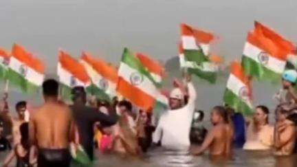 संगम तट पर राष्ट्रीय राज्य स्तरीय तैराकों ने तिरंगा लहराकर किया देशभक्ति का अनूठा प्रदर्शन #operationsindoor