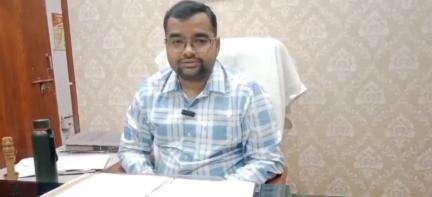 मऊ: समाज कल्याण अधिकारी अनुज कुमार ने कलेक्ट्रेट में दी मुख्यमंत्री अभ्युदय योजना की जानकारी
