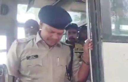 डिंडौरी: यातायात पुलिस ने अमरकंटक-जबलपुर एनएच पर चलाया यात्री बसों की जांच का अभियान