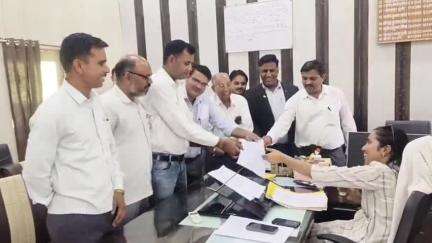 बेगुं: बेगू बार संघ ने जिला न्यायधीश संवर्ग भर्ती परीक्षा को रद्द करवाने की मांग को लेकर राष्ट्रपति के नाम SDM को सौंपा ज्ञापन