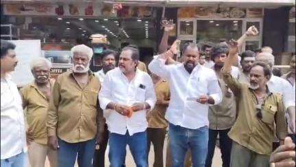 திருவொற்றியூர்: மணலி பெரம்பூர் சீனிவாசா  உணவகத்தில் ஆட்டோ ஓட்டுநர் வாங்கிய உணவை உண்டா அவரது மனைவிக்கு பாதிப்பு இதனை அடுத்து உணவகம் முன்பு ஆர்ப்பாட்டம்