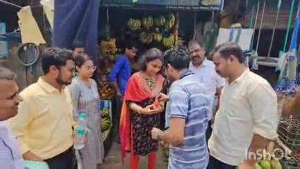 পুরুলিয়া ২: পশ্চিমবঙ্গ সরকারের স্বাস্থ্য ও পরিবার কল্যাণ দপ্তরের উদ্যোগে ফুড সেফটি নিয়ে হাটের মোড়ে পরীক্ষা করা হলো তরমুজ