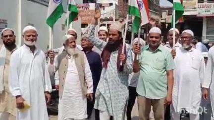 गोरखपुर: #oprationsindoor की कामयाबी पर मुस्लिम समुदाय के लोगों ने एक दूसरे को दी बधाई,जामा मस्जिद में नमाज अदा कर मांगी दुआएं