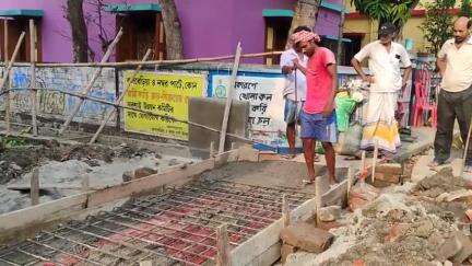 বারাসাত ১: পঞ্চায়েত প্রধানের উপস্থিতিতে কুলবেড়িয়া রাধাকৃষ্ণ জিউ মন্দির সংলগ্ন কালভার্ট নতুন করে ঢালাই করা হলো
#jansamasya