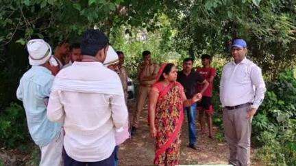 गोंडा: डीएम के निर्देश पर क्विक रिस्पांस टीम ने पिपरी रोहुआ गांव में चकमार्ग से अवैध अतिक्रमण हटवाया