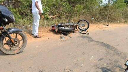 శ్రీకాకుళం: నందిగాంమండలం కవిటి ఊరు వద్ద రెండు బైక్ లు ఢీకొని తండ్రి కొడుకులకు గాయాలు