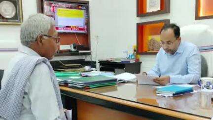 बिहार: जिलाधिकारी ने समाहरणालय में जनता दरबार लगाकर 25 लोगों की सुनीं समस्यायें