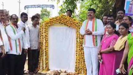 మణుగూరు: 27 లక్షల ఖర్చుతో పలు సీసీ రోడ్లకు శంకుస్థాపన చేసిన పినపాక ఎమ్మెల్యే పాయం వెంకటేశ్వర్లు