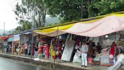 कुल्लू: बारिश के कारण पीपल मेले में खरीददारी पर पड़ा असर, निर्देश के बावजूद व्यापारियों ने ढालपुर मैदान नहीं किया खाली