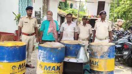 मोतिहारी: मोतीहारी पुलिस ने गैस कटिंग पाइप, सिलेंडर व डीजल-पेट्रोल के साथ 5 लोगों को किया गिरफ्तार
