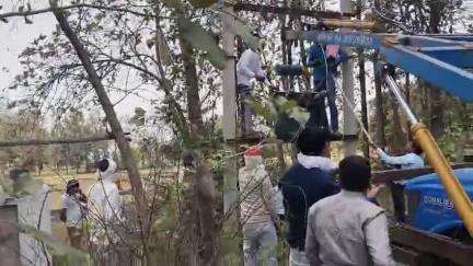 आलमपुर क्षेत्र में बकायादारों पर एक बार फिर चला बिजली विभाग का डंडा ट्रांसफार्मर उतारे