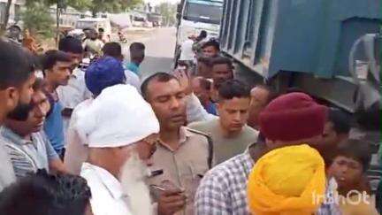 बाजपुर: रेहटा में श्रीदशमेश स्कूल की बस को ओवरलोडेड खनन सामग्री से भरे डंपर चालक ने पीछे से मारी टक्कर, एक छात्र घायल