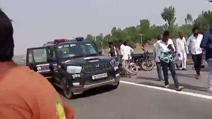हसनपुर: हसनपुर गांव रुखालू के पास डिवाइडर से टकराई बाइक, बाइक सवार 2 की मौत, एक की हालत गंभीर