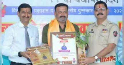 लातूर: बाळासाहेब मोहिते यांना पत्रकार भवनात जागतिक प्लास्टिक सर्जन डॉ.विठ्ठल लहाने यांच्याहस्ते समृध्द अर्थभूषण पुरस्कार प्रदान