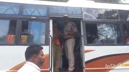 होशंगाबाद नगर: नेहरू पार्क के सामने यातायात पुलिस ने बसों की चेकिंग की, जिला ट्रैफिक डीएसपी संतोष मिश्रा ने की जांच