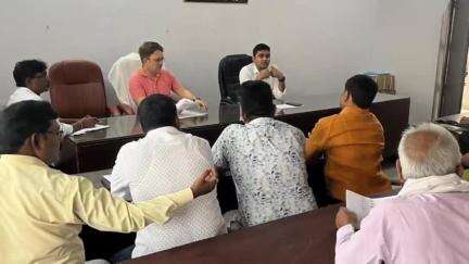 डेहरी: राजनीतिक दलों के साथ निर्वाचक निबंधन पदाधिकारी की बैठक में मतदाता सूची से जुड़े मुद्दों पर हुई चर्चा
