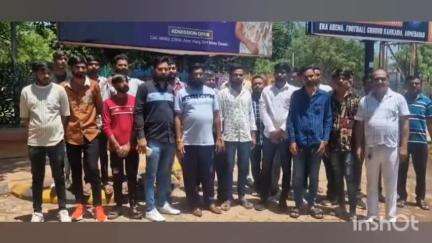 રાજકોટ પૂર્વ: રાજકોટ એરપોર્ટના 50 ટેક્સીધારકોનો મોરચો:  એરપોર્ટ બહાર પેસેન્જર લેવા બાબતે કેબ અને ખાનગી ટેકસી ચાલકો વચ્ચે માથાકુટ