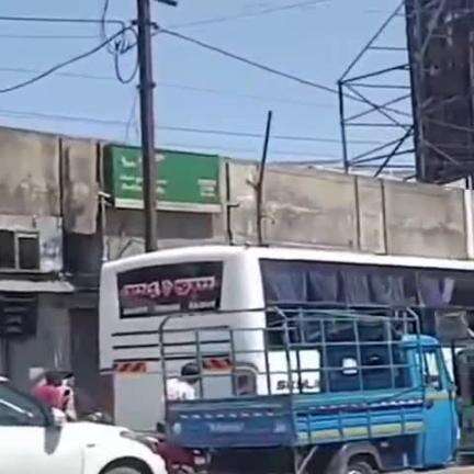 રાજકોટ: મક્કમ ચોક થી ગોંડલ રોડ તરફ જતા બ્રિજ પર સર્જાયેલ ટ્રાફિક જામમાં એક એમ્બ્યુલન્સ તેમજ એક ફાયરવાન અટવાયા#jansamsya