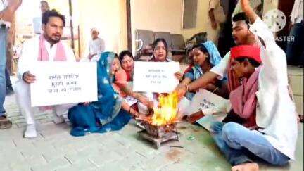 अमेठी: BJP मंत्री द्वारा कर्नल सोफिया पर दिए गए बयान से नाराज सपाइयों ने तहसील में BJP की बुद्धि शुद्धि के लिए किया हवन पूजन