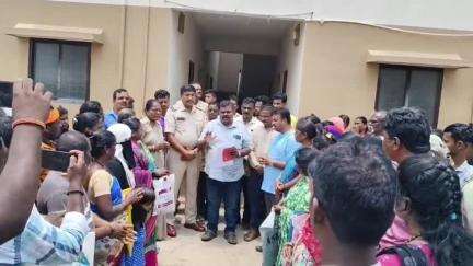 ಶಿಗ್ಗಾಂವ: ಪಲಾನುಭವಿಗಳಿಗೆ ಜಿ+1ಮನೆಗಳನ್ನ ವಿತರಿಸದಿದ್ದರೆ,ಬೀಗ ತೆಗೆದು ಒಳಹೋಗುತ್ತಾರೆ ಪಟ್ಟಣದಲ್ಲಿ: ಡಿ ವೈ ಎಪ್ ಐ ಕಾರ್ಯದರ್ಶಿ ಪೂಜಾರ್ #localissue