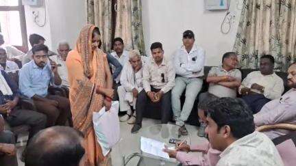 बिल्सी: बिजली कटौती को लेकर बिल्सी विधानसभा क्षेत्र के किसानों ने बिल्सी गेस्ट हाउस में जन समस्या सुन रहे विधायक से की शिकायत