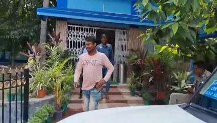 কেশপুর: বিদ্যালয়ে পড়ানোর পরিকাঠামো থাকলেও সাঁওতালি ভাষার বই অমিল, কেশপুরে বিডিওর দ্বারস্থ আদিবাসীরা