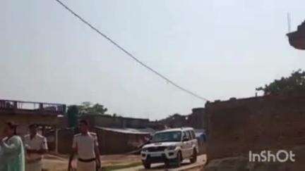 मोतिहारी: सिकरहना नदी के तटबंध की जमीन पर अतिक्रमण करने वाले कटहा के 23 लोगों को शुक्रवार को दिया गया नोटिस