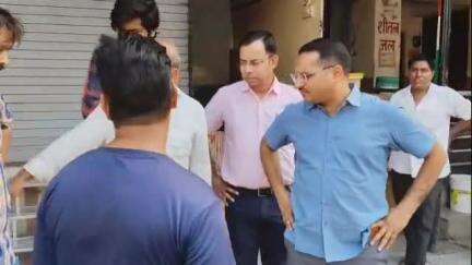 पाली: नगर निगम पाली की टीम ने जल भराव रोकने के लिए शहर के पुराना बस स्टैंड पर नालों पर अतिक्रमण हटाने का अभियान किया शुरू
